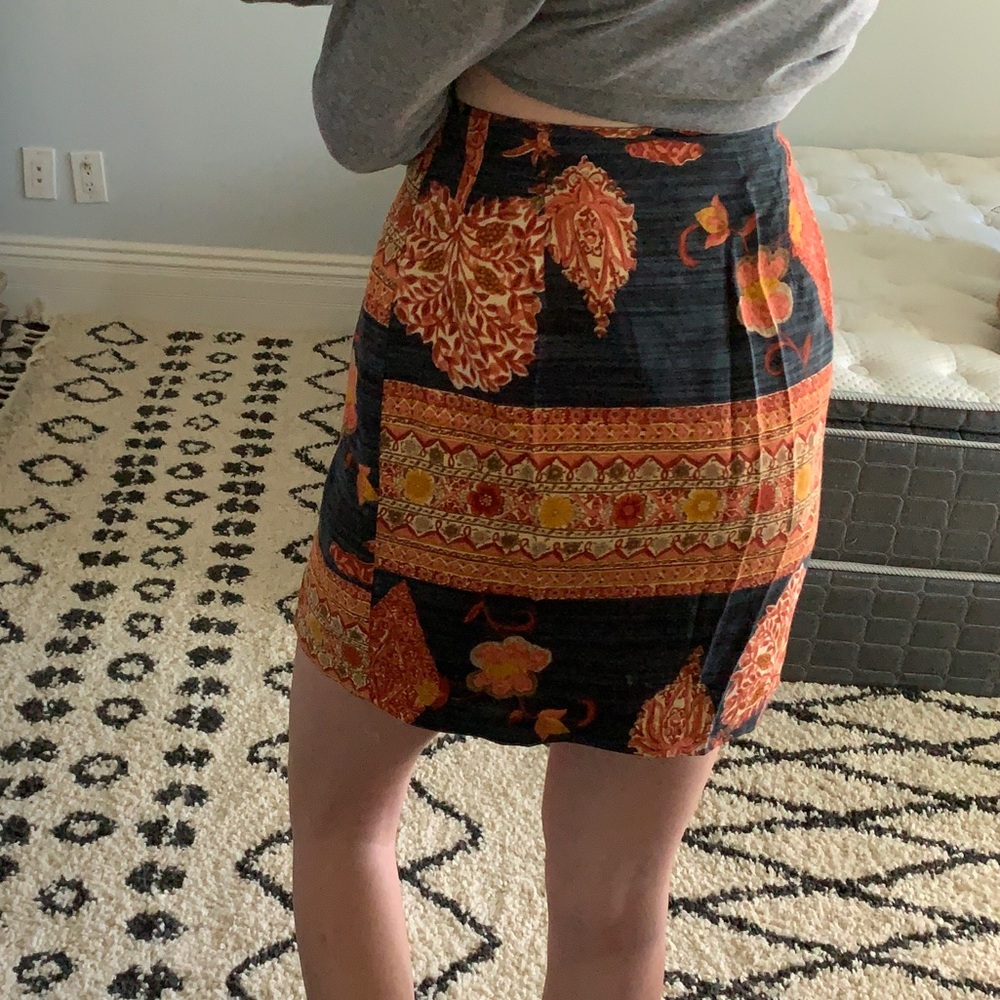 Patterned wrap skirt - Picture 2 of 5